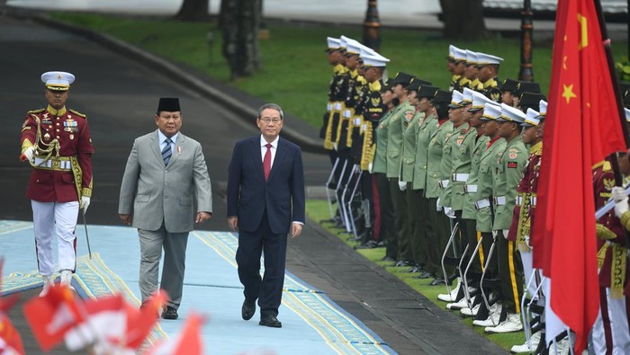 Presiden Prabowo Subianto (kiri) bersama Perdana Menteri China Li Qiang (kanan) melakukan inspeksi barisan saat upacara kenegaraan di Istana Merdeka, Jakarta, Minggu (25/5/2025). Kunjungan kenegaraan PM China Li Qiang di Istana Kepresidenan Jakarta tersebut untuk mempererat dan meningkatkan hubungan bilateral Indonesia dan China serta memperkuat kerja sama di berbagai bidang strategis kedua negara. ANTARA FOTO/Hafidz Mubarak A