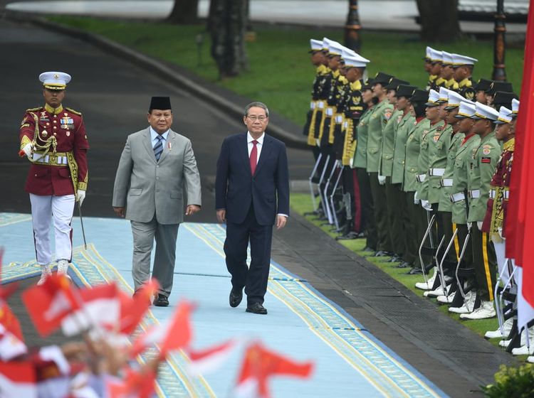 Momen Prabowo dan Li Qiang Inspeksi Pasukan Kehormatan di Istana Merdeka