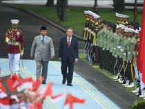 Momen Prabowo dan Li Qiang Inspeksi Pasukan Kehormatan di Istana Merdeka