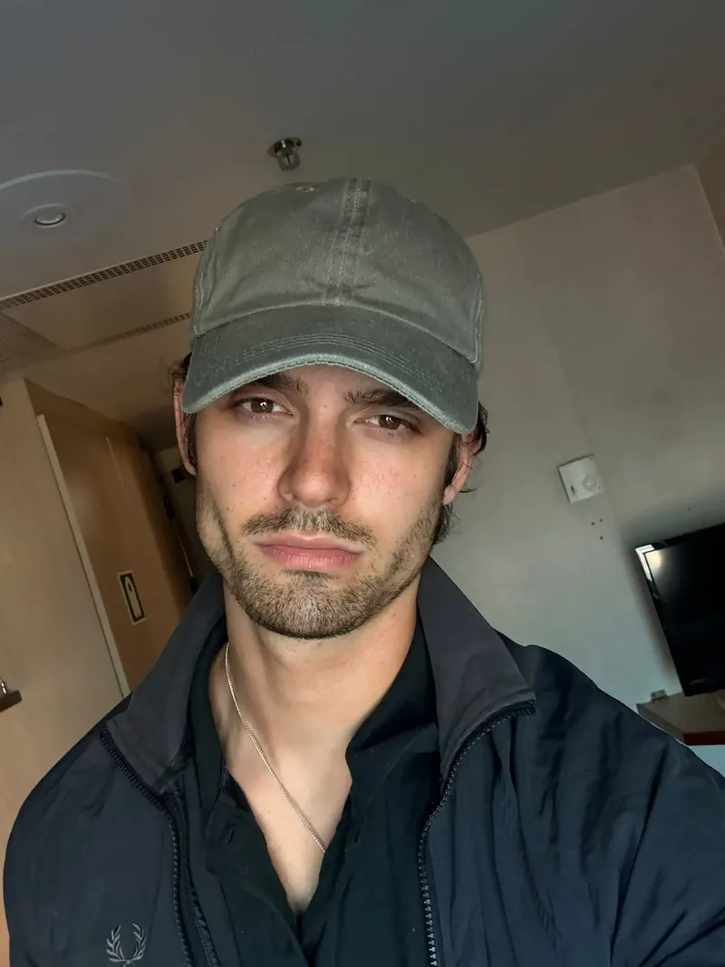 Nikita Darwin, pria viral mirip Joe Golsberg, psikopat dan pembunuh berantai di serial 'You'.