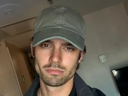 Mirip Tokoh Psikopat di You, Pria Ini Sering Diminta Fans Culik Mereka