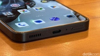 Bagian bawahnya terdapat speaker, port USB-C dan slot SIM card. Foto: Adi Fida Rahman/detikINET