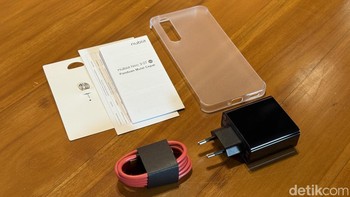 Di dalam kotak kemasa Nubia Neo 3 GT dilengkapi case, kertas petunjuk, kabel data dan adaptor charger. Foto: Adi Fida Rahman/detikINET