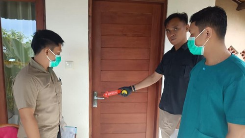 Polisi saat melakukan olah TKP di sebuah penginapan tempat IMS ditemukan tewas, Sabtu (24/5/2025). (dok. Polres Karangasem)