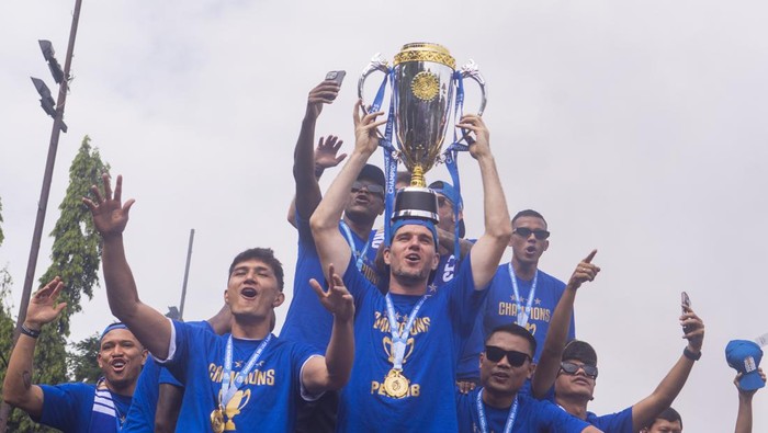 Tim Persib Bandung membawa trofi BRI Liga 1 2024/2025 saat pawai di Jalan Wastukencana, Bandung, Jawa Barat, Minggu (25/5/2025). Tim Persib Bandung melakukan pawai dari Balai Kota Bandung ke Gedung Sate yang diikuti ribuan warga untuk merayakan keberhasilan tim berjuluk Maung Bandung itu menjuarai Liga 1. ANTARA FOTO/Novrian Arbi