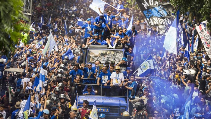 Tim Persib Bandung membawa trofi BRI Liga 1 2024/2025 saat pawai di Jalan Wastukencana, Bandung, Jawa Barat, Minggu (25/5/2025). Tim Persib Bandung melakukan pawai dari Balai Kota Bandung ke Gedung Sate yang diikuti ribuan warga untuk merayakan keberhasilan tim berjuluk Maung Bandung itu menjuarai Liga 1. ANTARA FOTO/Novrian Arbi