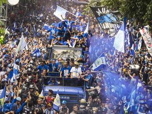 Pawai Persib Bandung Juara Liga 1 Disambut Antusias Warga Bandung