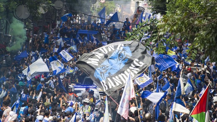 Warga berkumpul untuk menyaksikan pawai keberhasilan tim Persib Bandung menjuarai Liga 1 di depan Balai Kota Bandung, Bandung, Jawa Barat, Minggu (25/5/2025). Ribuan warga Kota Bandung turun ke jalan untuk menyaksikan pawai sekaligus menyapa Tim Persib yang berhasil menjuarai Liga 1 2024/2025. ANTARA FOTO/Novrian Arbi