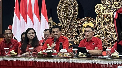 Bendahara DPD PDIP Bali Dewa Made Mahayadnya saat konferensi pers Bulan Bung Karno di DPD PDIP Bali, Minggu (25/5/2025).