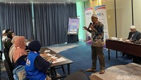 Seluruh calon jamaah haji Aida Tourindo Wisata berangkat ke Tanah Suci dengan transit di Muscat, Oman kemudian menuju Madinah. Setelah Madinah, perjalanan dilanjutkan ke Makah untuk umrah. Foto: Eny Kartikawati/detikcom