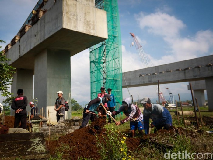 Pemindahan makam yang terkena dampak tol Jogja-Bawen di Padukuhan Susukan III, Margokaton, Seyegan, Sleman, Minggu (25/5/2025).