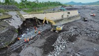 Pemerintah Provinsi Jawa Timur telah menganggarkan dana sebesar Rp10,5 miliar untuk perbaikan tanggul sepanjang 280 meter dengan tinggi mencapai 7 meter. Pekerjaan ini ditargetkan rampung dalam waktu tiga bulan.