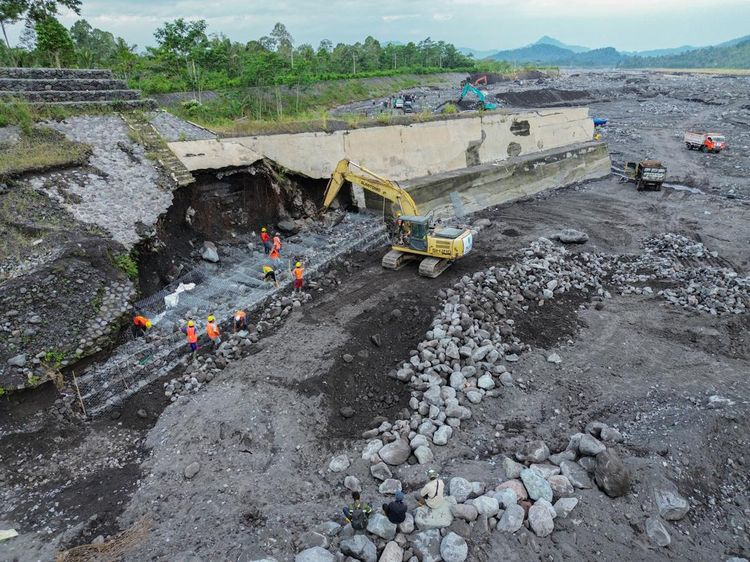 Pemprov Jatim Mulai Perbaikan Tanggul Lahar Hujan Semeru di Lumajang
