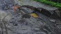 Tanggul yang rusak akibat lahar hujan ini tengah diperbaiki sebagai langkah mitigasi bencana untuk melindungi permukiman dan lahan pertanian warga di sekitar kawasan rawan bencana Semeru. Tanggul ini diharapkan dapat menahan aliran lahar hujan yang kerap membawa material vulkanik dari puncak Semeru, terutama saat musim hujan.