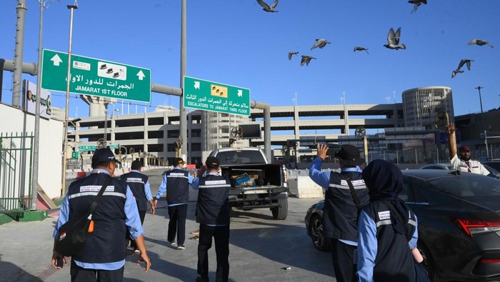 Kepala Bidang Perlindungan Jemaah (Linjam) Petugas Penyelenggara Ibadah Haji (PPIH) Arab Saudi Harun Arrasyid (kiri) memberikan penjelasan saat pengecekan jalur pergerakan jamaah calon haji Indonesia dari tenda menuju jamarat di Mina, Makkah, Arab Saudi, Minggu (25/5/2025). Kegiatan tersebut guna memberikan pemahaman petugas haji Indonesia dalam membantu kelancaran serta keamanan jamaah calon haji Indonesia saat menunaikan lempar jumrah di Mina pada musim puncak haji mendatang. ANTARA FOTO/Andika Wahyu
