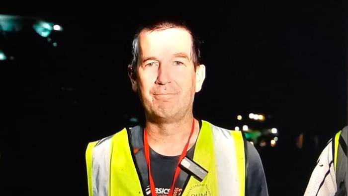 Pengukur lintasan AIMS-WA, Grant Langford, melakukan pengukuran rute Riau Bhayangkara Run 2025.