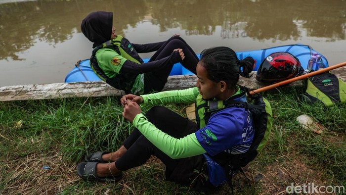 Sejumlah atlet arung jeram Kota Bekasi terlihat sibuk mempersiapkan diri menjelang gelaran Pekan Olahraga Daerah (Porda) 2026. Mereka melakukan latihan intensif di Sungai Kalimalang, Bekasi, dengan penuh semangat.