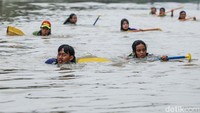 Dalam sepekan para atlet menjalani latihan hingga empat kali. Sungai Kalimalang dipilih sebagai lokasi latihan karena aliran airnya yang tenang memudahkan pelatih untuk mengamati teknik mendayung, kekuatan, serta kekompakan tim.