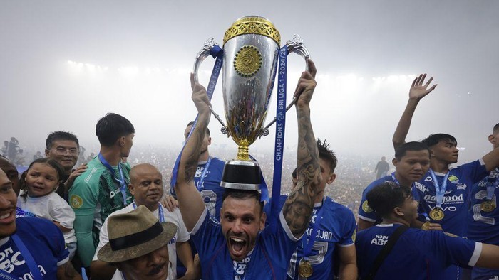 Persib Bandung juara.