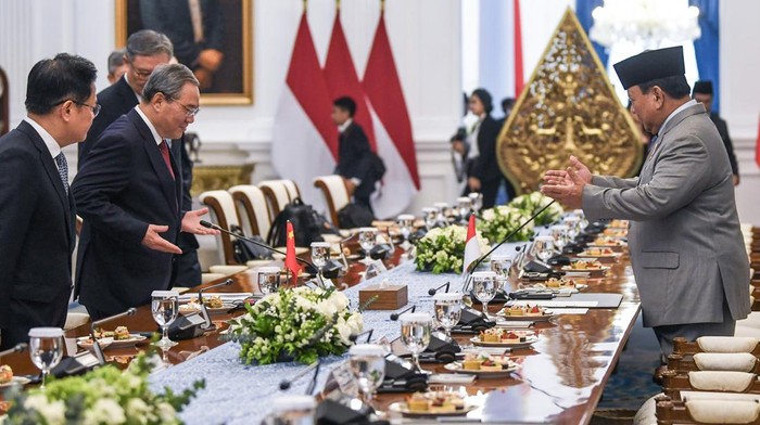 Presiden Prabowo Subianto (keempat kanan) dan Perdana Menteri China Li Qiang (kelima kiri) bersama jajaran menteri kedua negara melakukan pertemuan bilateral di Istana Merdeka, Jakarta, Minggu (25/5/2025). Kunjungan kenegaraan PM China Li Qiang di Istana Kepresidenan Jakarta tersebut untuk mempererat dan meningkatkan hubungan bilateral Indonesia dan China serta memperkuat kerja sama di berbagai bidang strategis kedua negara. ANTARA FOTO/Galih Pradipta