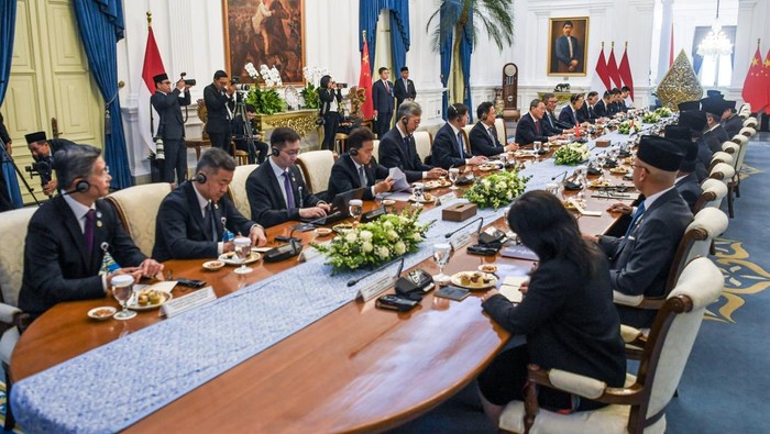 Presiden Prabowo Subianto (keempat kanan) dan Perdana Menteri China Li Qiang (kelima kiri) bersama jajaran menteri kedua negara melakukan pertemuan bilateral di Istana Merdeka, Jakarta, Minggu (25/5/2025). Kunjungan kenegaraan PM China Li Qiang di Istana Kepresidenan Jakarta tersebut untuk mempererat dan meningkatkan hubungan bilateral Indonesia dan China serta memperkuat kerja sama di berbagai bidang strategis kedua negara. ANTARA FOTO/Galih Pradipta
