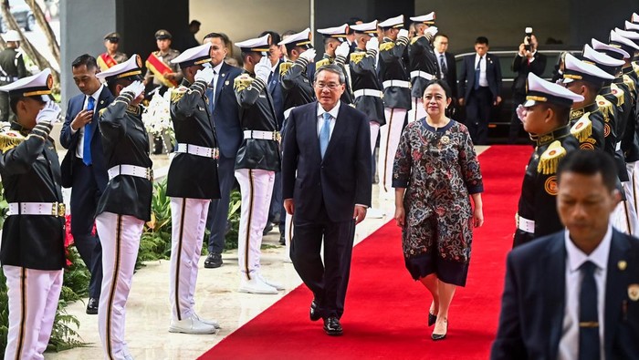 Ketua DPR Puan Maharani (kanan) bersama Perdana Menteri China Li Qiang (kiri) berjalan memasuki Gedung Nusantara saat melakukan pertemuan di Kompleks Parlemen, Senayan, Jakarta, Minggu (25/5/2025). Pertemuan tersebut bertujuan untuk mempererat dan meningkatkan hubungan bilateral Indonesia dan China. ANTARA FOTO/Rivan Awal Lingga/YU