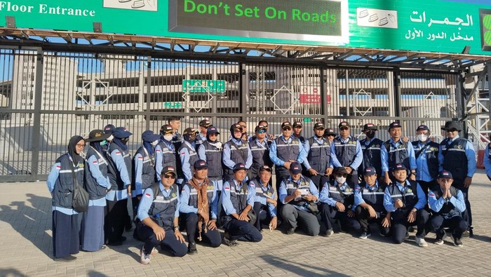 Petugas Penyelenggara Ibadah Haji (PPIH) menggelar simulasi untuk posko bantuan bagi jemaah haji RI saat prosesi lempar jumrah di Jamarat, Mina. (Haris Fadhil/detikcom)