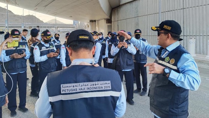 Petugas Penyelenggara Ibadah Haji (PPIH) menggelar simulasi untuk posko bantuan bagi jemaah haji RI saat prosesi lempar jumrah di Jamarat, Mina. (Haris Fadhil/detikcom)