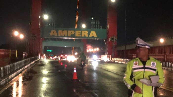 Polisi melakukan olah TKP terjadinya tabrakan di atas Jembatan Ampera, Palembang