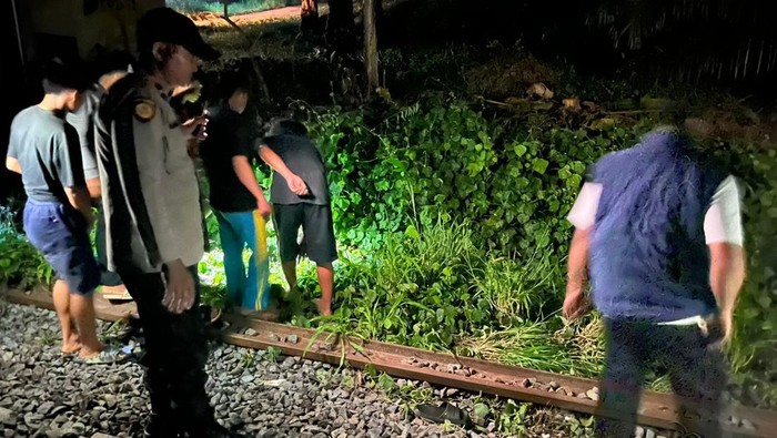 Polisi mendatangi lokasi tempat dua pelajar tewas tertabrak kereta api Babaranjang di OKU