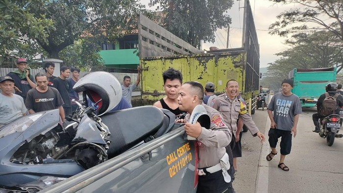 Polisi mengevakuasi motor yang tabrak truk di Cicalengka