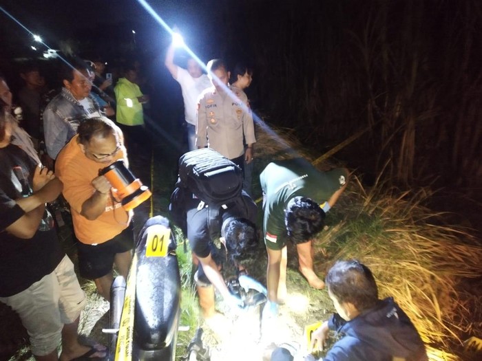 Polisi olah TKP penemuan mayat wanita di area perkebunan tebu di Ketanggungan, Kabupaten Brebes, Minggu (25/5/2025).