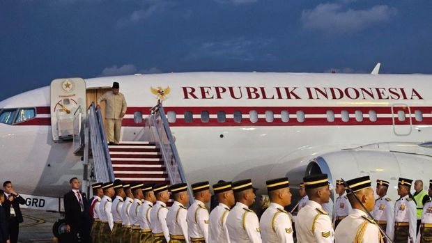 Presiden Prabowo Subianto beserta rombongan tiba di Bandara Tentera Udara Diraja, Subang, Malaysia, pada 18.30 waktu setempat. Rencananya besok ia akan menghadiri  menghadiri Konferensi Tingkat Tinggi (KTT) ke-46 ASEAN yang diselenggarakan di Kuala Lumpur. (Dok. Biro Pers Sekretariat Presiden)