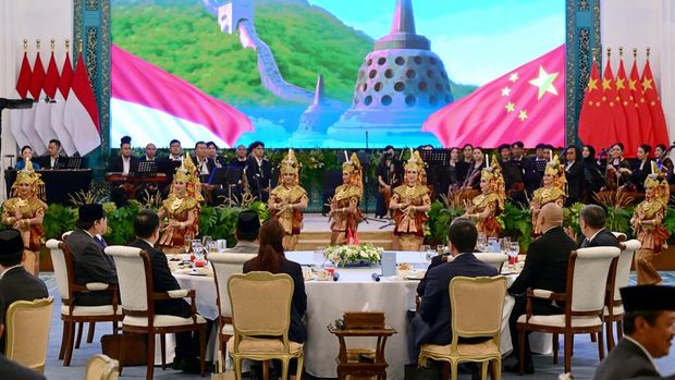 Presiden Prabowo Subianto dan PM China Li Qiang menikmati jamuan makan siang dalam rangkaian agenda bilateral di Istana Kepresidenan Jakarta. (Muchlis Jr - Biro Pers Sekretariat Presiden)