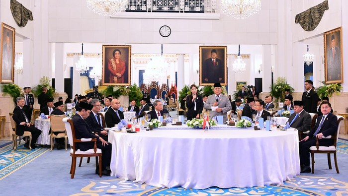 Presiden Prabowo Subianto dan PM China Li Qiang menikmati jamuan makan siang dalam rangkaian agenda bilateral di Istana Kepresidenan Jakarta. (Muchlis Jr - Biro Pers Sekretariat Presiden)