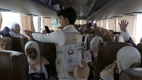 Kartu Nusuk sendiri merupakan dokumen penting yang dikeluarkan oleh otoritas Arab Saudi bagi seluruh jemaah haji. Kartu ini berfungsi sebagai identitas resmi jemaah untuk mengakses berbagai layanan selama ibadah haji, termasuk transportasi, akomodasi, dan fasilitas lainnya.