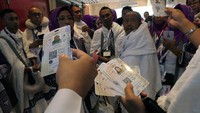 Di lokasi, tampak antrean jemaah yang tertib menunggu giliran untuk mendapatkan kartu Nusuk mereka.