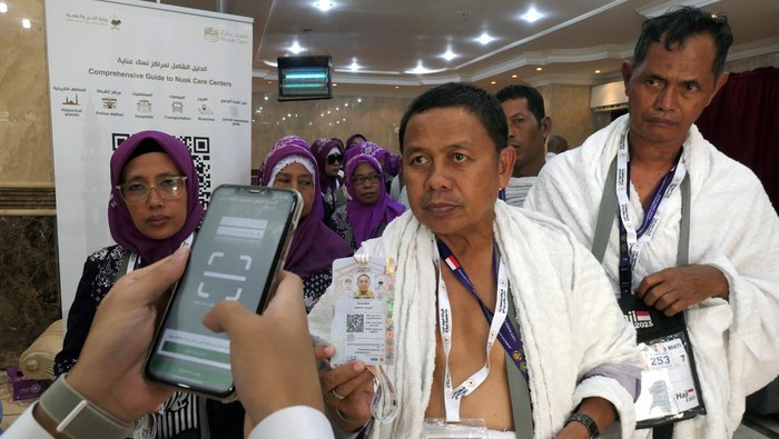 Progres Penerbitan Kartu Nusuk Jamaah Haji Indonesia Capai 90 Persen Petugas syarikah menyiapkan kartu Nusuk yang akan dibagikan kepada jamaah calon haji Indonesia Kloter 32 UPG di Hotel Al Sadoon 1, Makkah, Arab Saudi, Sabtu (24/5/2025). Direktur Jenderal Penyelenggaraan Haji dan Umrah Kementerian Agama Hilman Latief menyatakan progres penerbitan Nusuk mengalami lonjakan signifikan dan hingga Sabtu (23/5) telah mencapai lebih dari 90 persen. ANTARA FOTO/Andika Wahyu