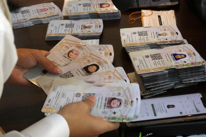 Petugas syarikah menyiapkan kartu Nusuk yang akan dibagikan kepada jamaah calon haji Indonesia Kloter 32 UPG di Hotel Al Sadoon 1, Makkah, Arab Saudi, Sabtu (24/5/2025). Direktur Jenderal Penyelenggaraan Haji dan Umrah Kementerian Agama Hilman Latief menyatakan progres penerbitan Nusuk mengalami lonjakan signifikan dan hingga Sabtu (23/5) telah mencapai lebih dari 90 persen. ANTARA FOTO/Andika Wahyu