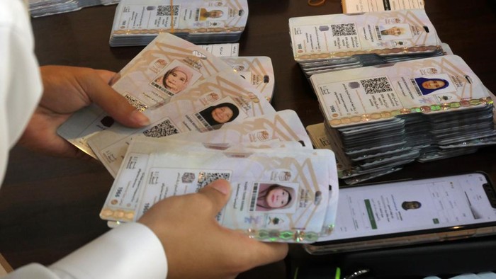 Petugas syarikah menyiapkan kartu Nusuk yang akan dibagikan kepada jamaah calon haji Indonesia Kloter 32 UPG di Hotel Al Sadoon 1, Makkah, Arab Saudi, Sabtu (24/5/2025). Direktur Jenderal Penyelenggaraan Haji dan Umrah Kementerian Agama Hilman Latief menyatakan progres penerbitan Nusuk mengalami lonjakan signifikan dan hingga Sabtu (23/5) telah mencapai lebih dari 90 persen. ANTARA FOTO/Andika Wahyu