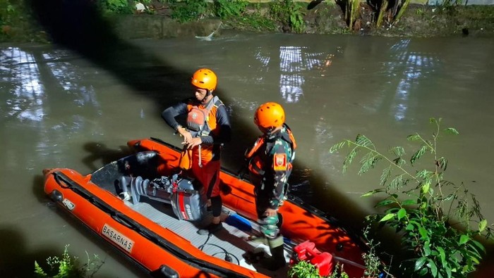 Proses pencarian remaja hanyut di Medan
