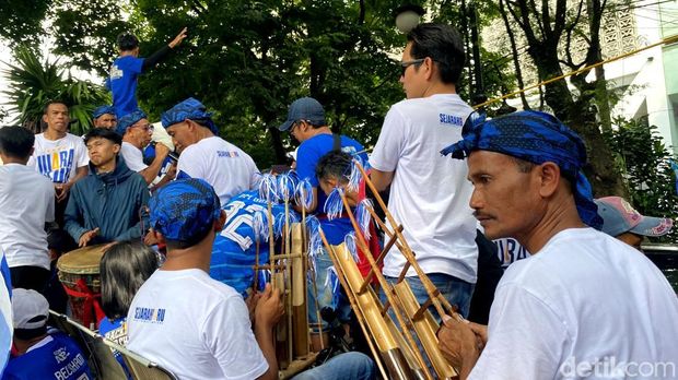 Rombongan kelompok musik dari Ciamis yang ikut meriahkan konvoi Persib di Bandung.
