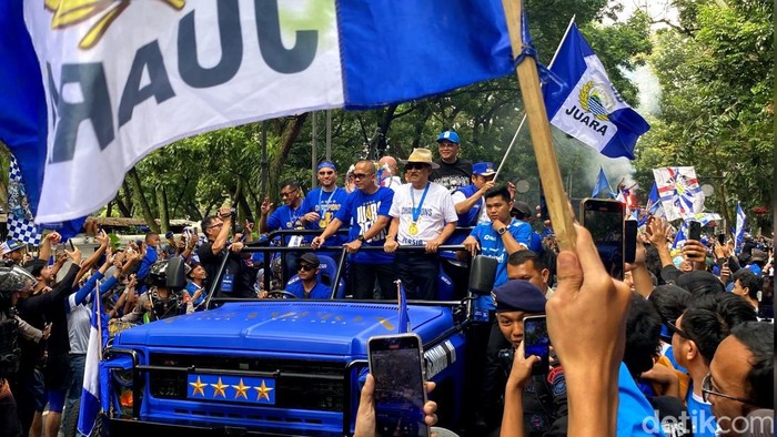 Rombongan tim Persib berangkat dari Balai Kota Bandung untuk melakukan konvoi.