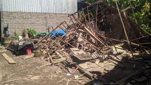 Rumah semi permanen di Desa Melaya, Kecamatan Melaya, Kabupaten Jembrana yang roboh diterjang hujan deras disertai angin kencang, Minggu (25/5/2025). (IST)