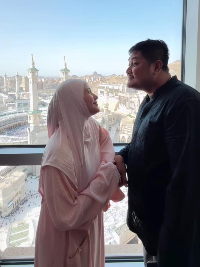 Ryna Dea dan Puadin Redi menjalankan ibadah haji, sudah di Makkah.