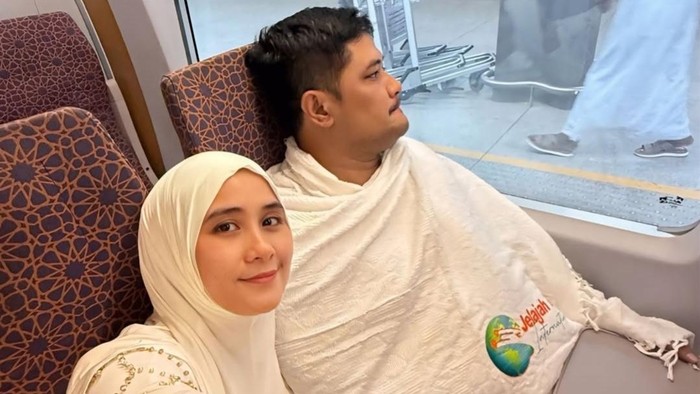 Ryna Dea dan Puadin Redi menjalankan ibadah haji, sudah di Makkah.