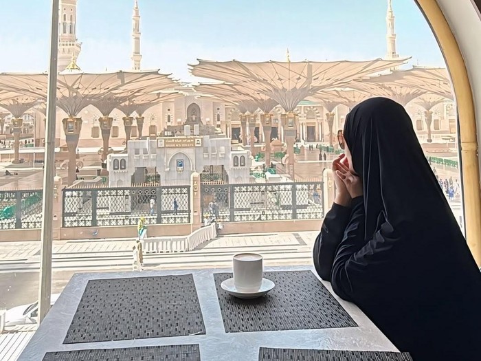 Ryana Dea dan Puadin Redi Ryna Dea dan Puadin Redi menjalankan ibadah haji, sudah di Makkah.