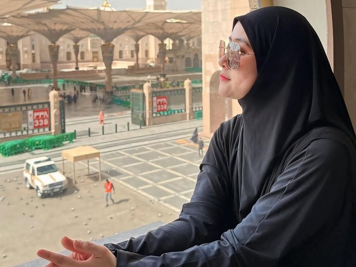 Ryana Dea dan Puadin Redi Ryna Dea dan Puadin Redi menjalankan ibadah haji, sudah di Makkah.