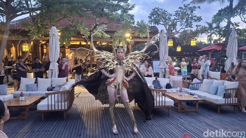 Salah satu koleksi karya Lenny Hartono yang akan dipamerkan di Malaysia Fashion Week 2025, Minggu (25/5/2025)