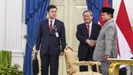 Momen Jabat Tangan Erat Prabowo & PM Li Qian, Tandai Hubungan Karib RI-China